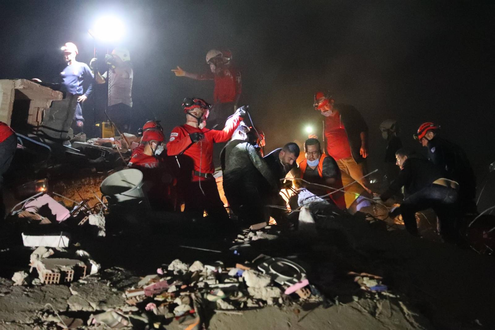 圖為在土耳其伊茲密爾省， 救援人員展開搜救工作。（新華社）