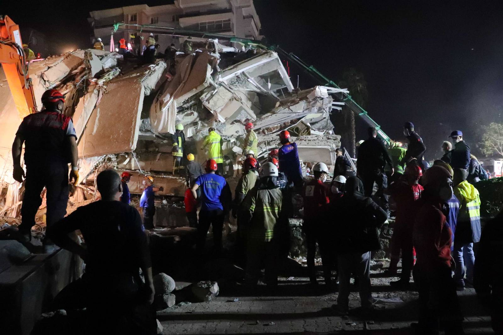 圖為在土耳其伊茲密爾省， 救援人員展開搜救工作。（新華社）