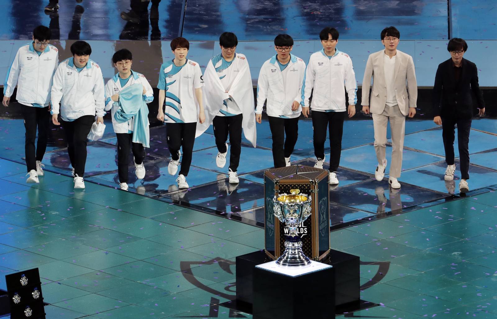 韓國DWG戰隊隊員走向獎杯。（中新社）