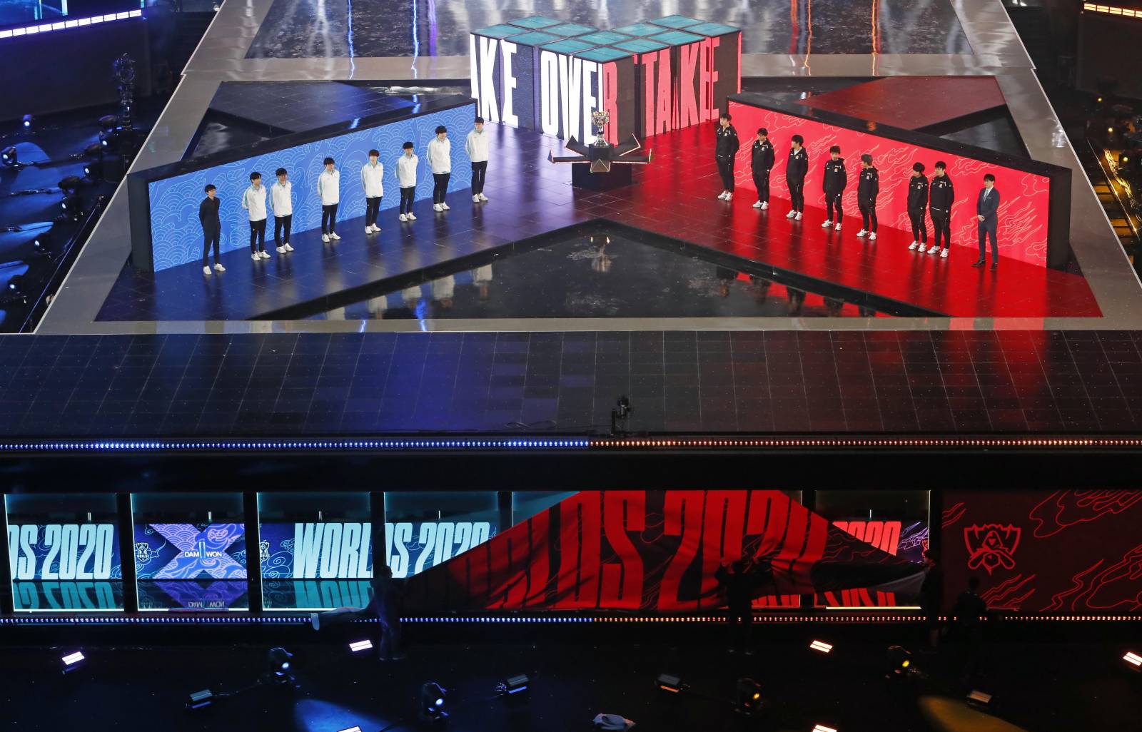 來自中國的SN戰隊（右）與來自韓國的DWG戰隊站在決賽舞台上。（中新社）