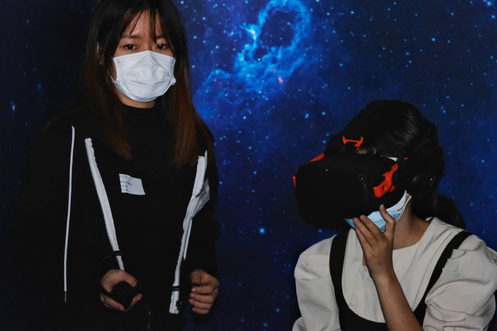 香港太空館《宇宙Univers/e》特備展覽，利用虛擬現實技術(VR - Virtual Reality) 帶領市民漫遊太空。（大公文匯全媒體記者 攝）