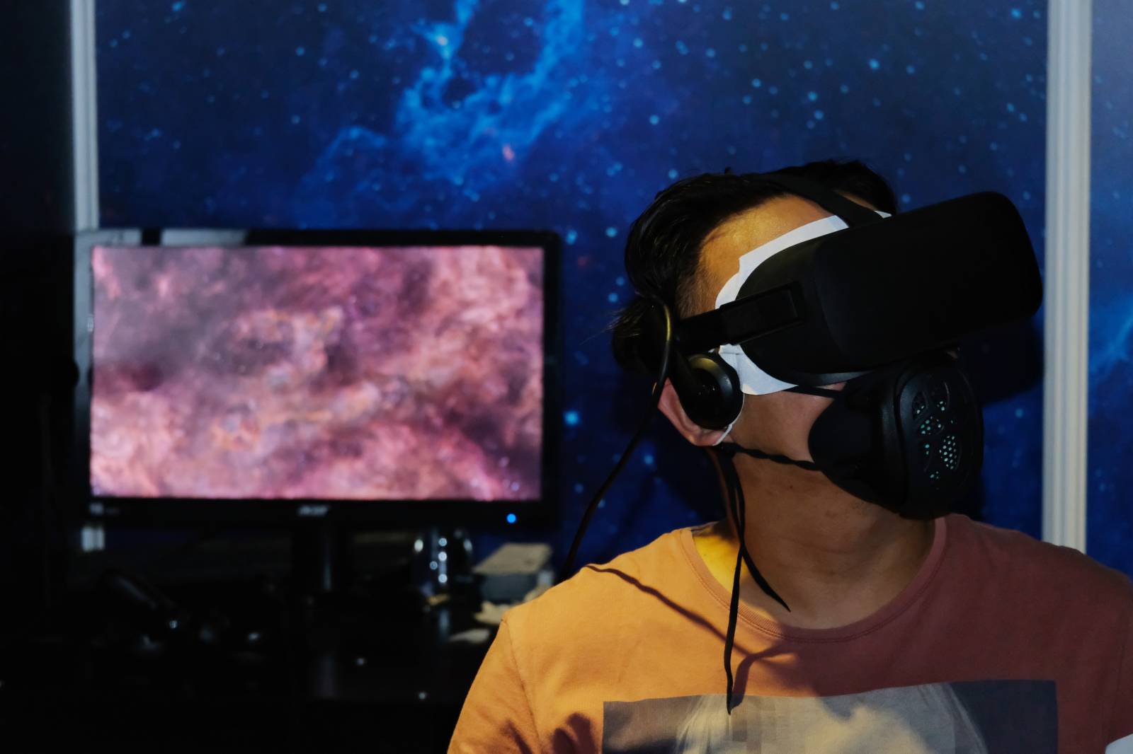 香港太空館《宇宙Univers/e》特備展覽，利用虛擬現實技術(VR - Virtual Reality) 帶領市民漫遊太空。（大公文匯全媒體記者 攝）