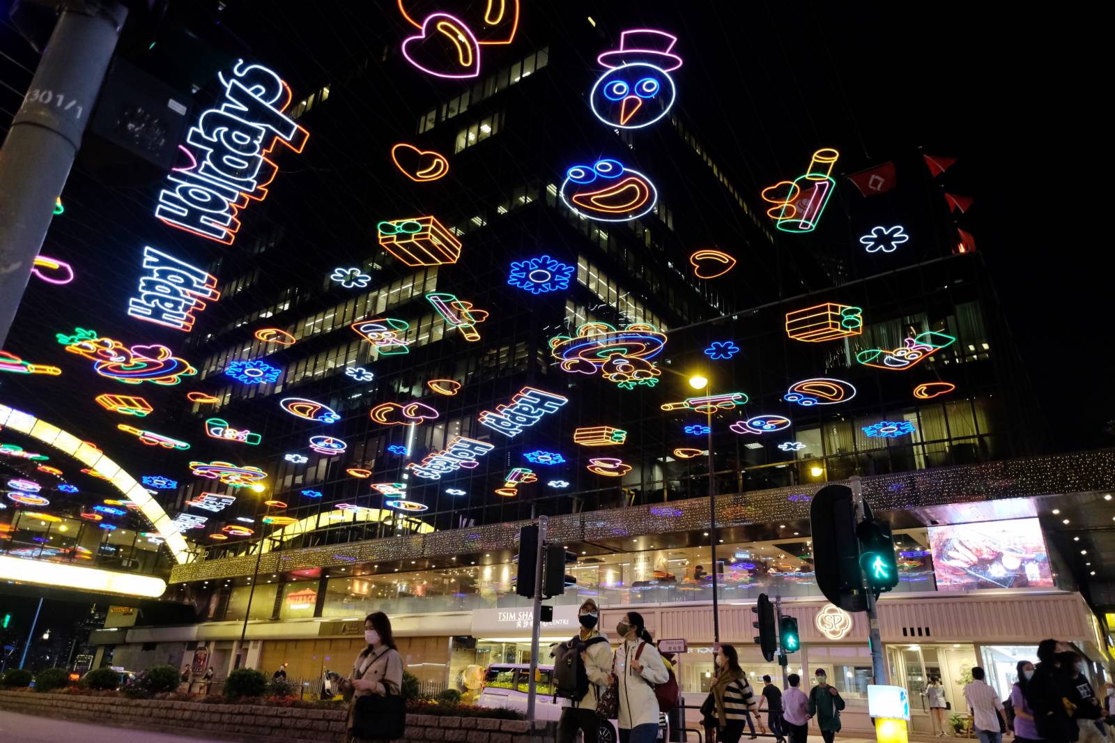 尖東聖誕燈飾今晚(5日)亮起，由8.2萬顆變色LED圓點燈組成的多媒體幕牆燈飾會化身為維港最大的跳舞機。（大公文匯全媒體記者麥鈞傑攝）