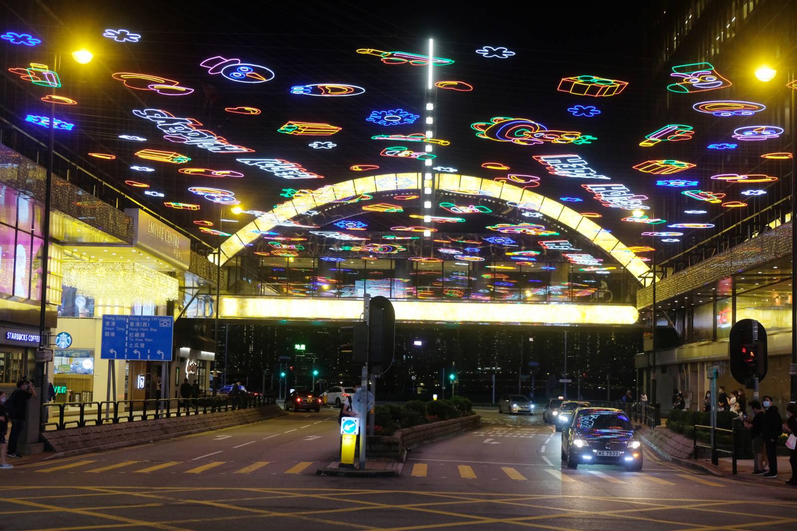 尖東聖誕燈飾今晚(5日)亮起，由8.2萬顆變色LED圓點燈組成的多媒體幕牆燈飾會化身為維港最大的跳舞機。（大公文匯全媒體記者麥鈞傑攝）
