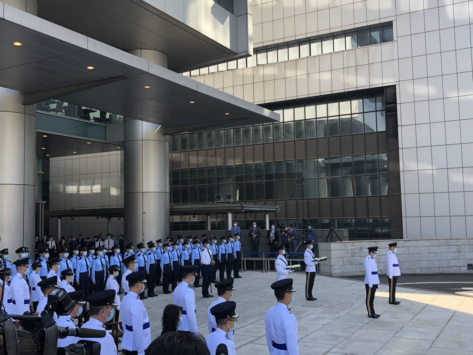 警務處處長鄧炳強及香港輔助警察隊總監楊祖賜，聯同警隊所有主要單位及協會的代表，今日在警察總部出席警隊紀念日，悼念因公殉職的警務人員。鄧炳強在儀式上致辭。其後鄧炳強與楊祖賜一起獻花。