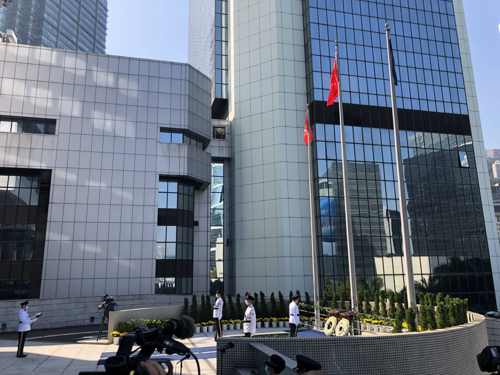 警務處處長鄧炳強及香港輔助警察隊總監楊祖賜，聯同警隊所有主要單位及協會的代表，今日在警察總部出席警隊紀念日，悼念因公殉職的警務人員。鄧炳強在儀式上致辭。其後鄧炳強與楊祖賜一起獻花。