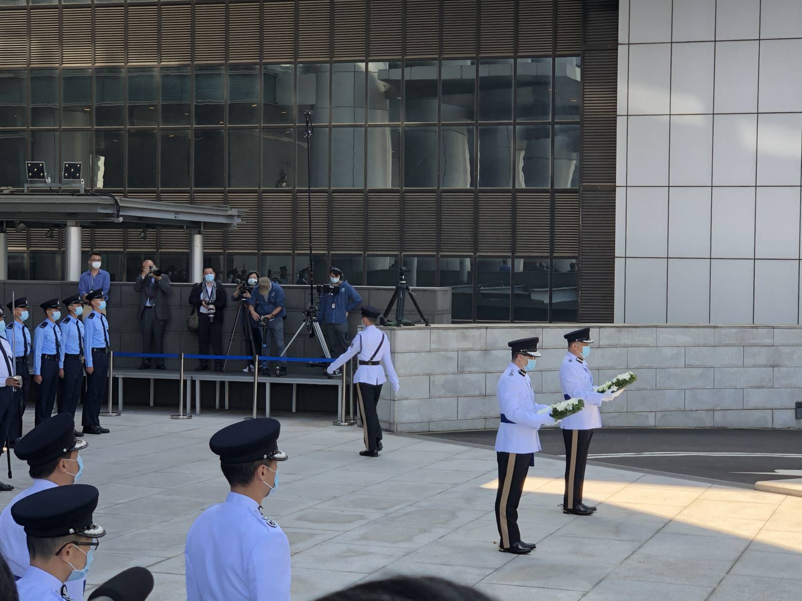 警務處處長鄧炳強及香港輔助警察隊總監楊祖賜，聯同警隊所有主要單位及協會的代表，今日在警察總部出席警隊紀念日，悼念因公殉職的警務人員。鄧炳強在儀式上致辭。其後鄧炳強與楊祖賜一起獻花。