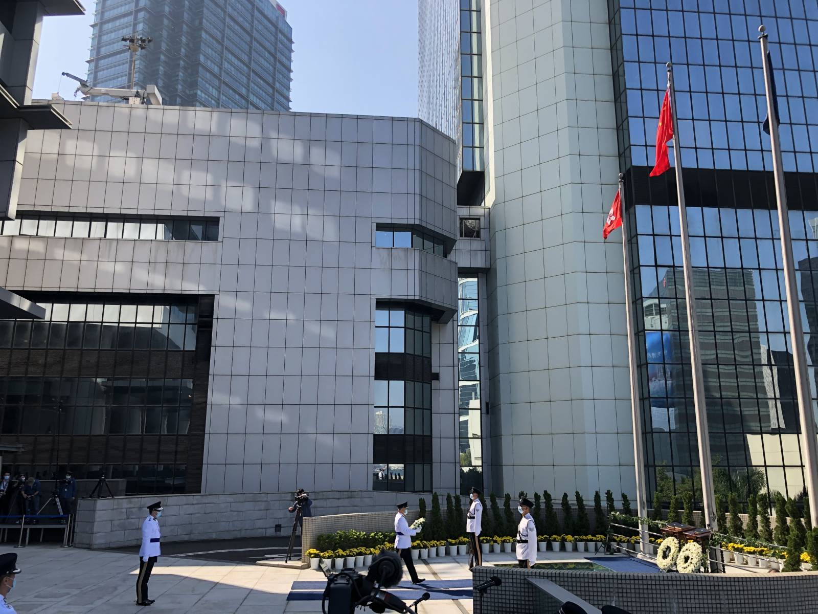 警務處處長鄧炳強及香港輔助警察隊總監楊祖賜，聯同警隊所有主要單位及協會的代表，今日在警察總部出席警隊紀念日，悼念因公殉職的警務人員。鄧炳強在儀式上致辭。其後鄧炳強與楊祖賜一起獻花。