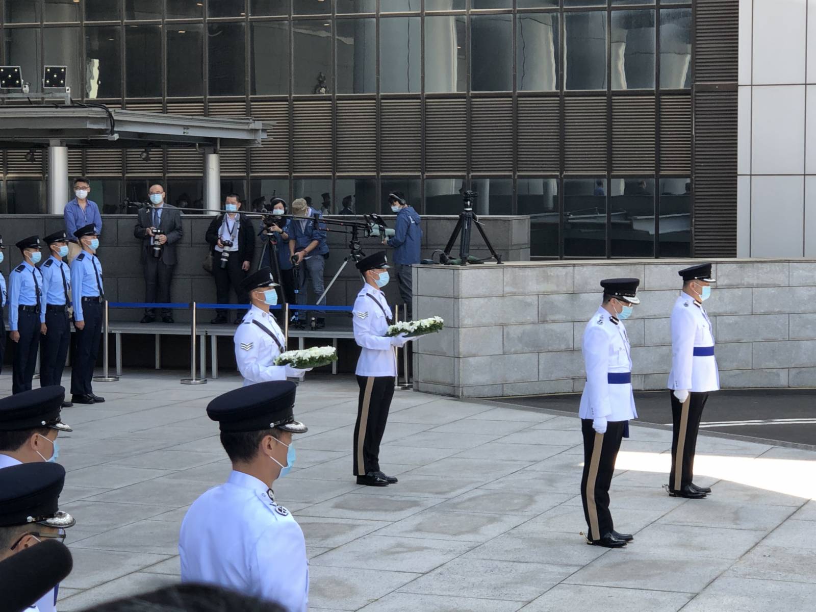 警務處處長鄧炳強及香港輔助警察隊總監楊祖賜，聯同警隊所有主要單位及協會的代表，今日在警察總部出席警隊紀念日，悼念因公殉職的警務人員。鄧炳強在儀式上致辭。其後鄧炳強與楊祖賜一起獻花。