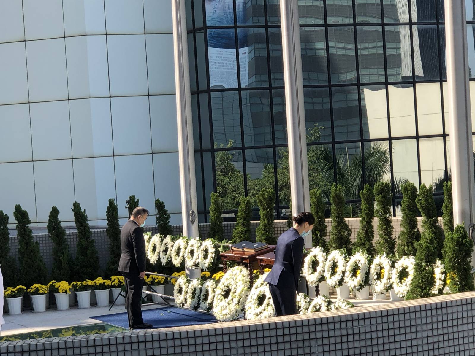 警務處處長鄧炳強及香港輔助警察隊總監楊祖賜，聯同警隊所有主要單位及協會的代表，今日在警察總部出席警隊紀念日，悼念因公殉職的警務人員。鄧炳強在儀式上致辭。其後鄧炳強與楊祖賜一起獻花。