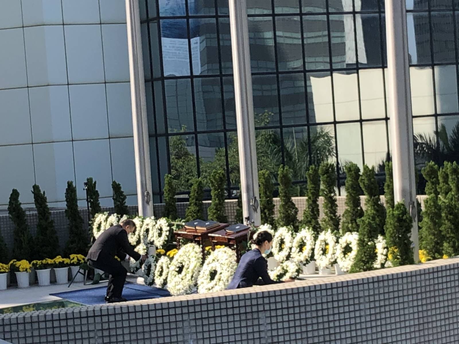 警務處處長鄧炳強及香港輔助警察隊總監楊祖賜，聯同警隊所有主要單位及協會的代表，今日在警察總部出席警隊紀念日，悼念因公殉職的警務人員。鄧炳強在儀式上致辭。其後鄧炳強與楊祖賜一起獻花。
