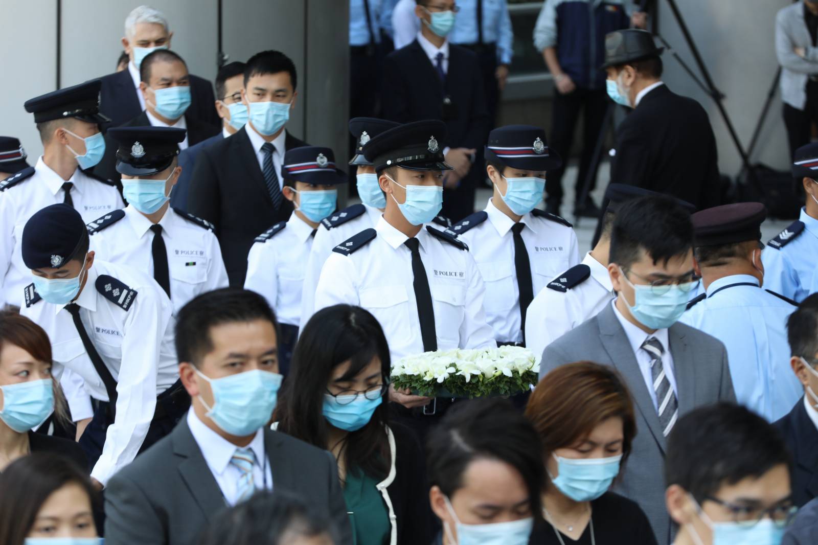 警務處處長鄧炳強及香港輔助警察隊總監楊祖賜，聯同警隊所有主要單位及協會的代表，今日在警察總部出席警隊紀念日，悼念因公殉職的警務人員。鄧炳強在儀式上致辭。其後鄧炳強與楊祖賜一起獻花。