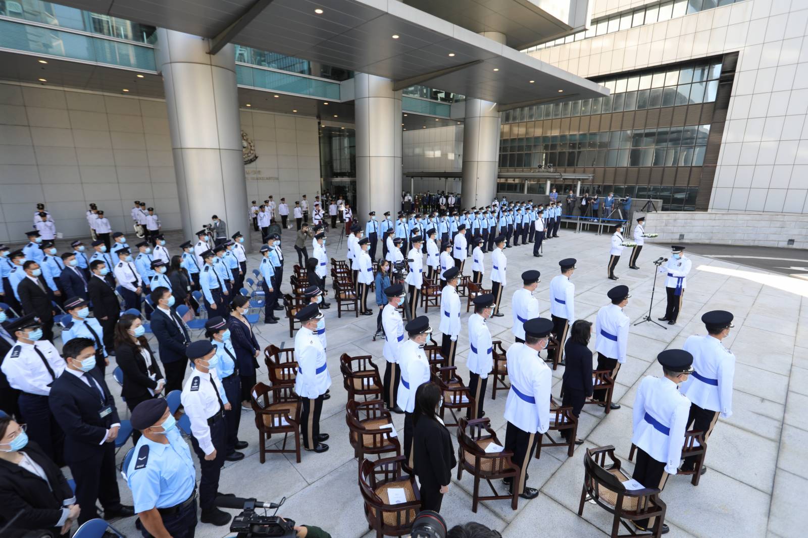 警務處處長鄧炳強及香港輔助警察隊總監楊祖賜，聯同警隊所有主要單位及協會的代表，今日在警察總部出席警隊紀念日，悼念因公殉職的警務人員。鄧炳強在儀式上致辭。其後鄧炳強與楊祖賜一起獻花。