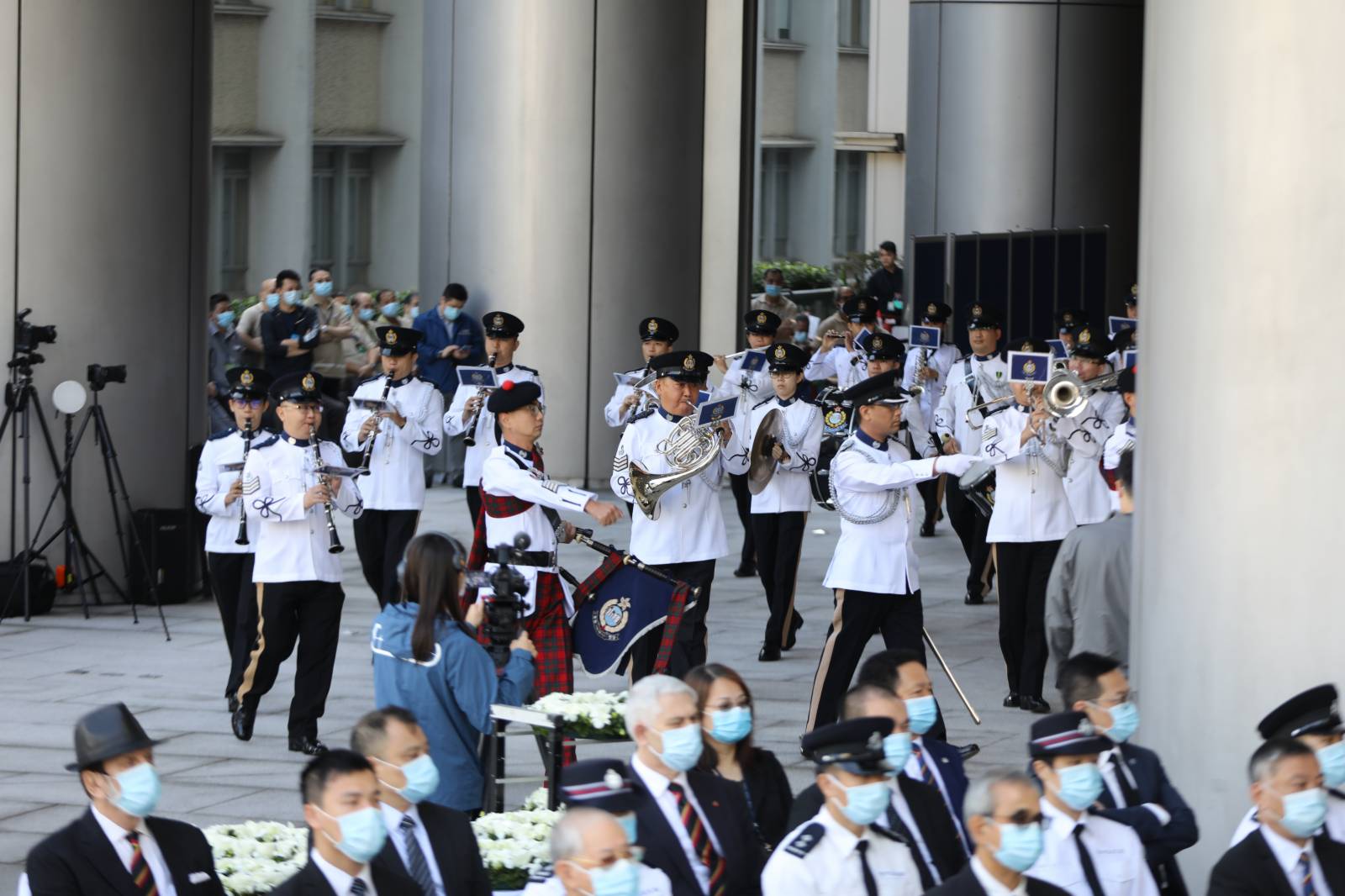 警務處處長鄧炳強及香港輔助警察隊總監楊祖賜，聯同警隊所有主要單位及協會的代表，今日在警察總部出席警隊紀念日，悼念因公殉職的警務人員。鄧炳強在儀式上致辭。其後鄧炳強與楊祖賜一起獻花。