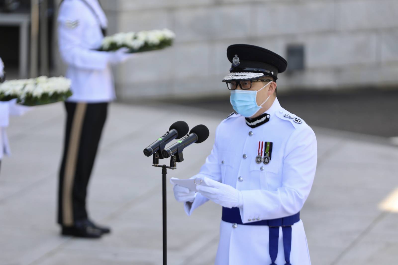 警務處處長鄧炳強及香港輔助警察隊總監楊祖賜，聯同警隊所有主要單位及協會的代表，今日在警察總部出席警隊紀念日，悼念因公殉職的警務人員。鄧炳強在儀式上致辭。其後鄧炳強與楊祖賜一起獻花。