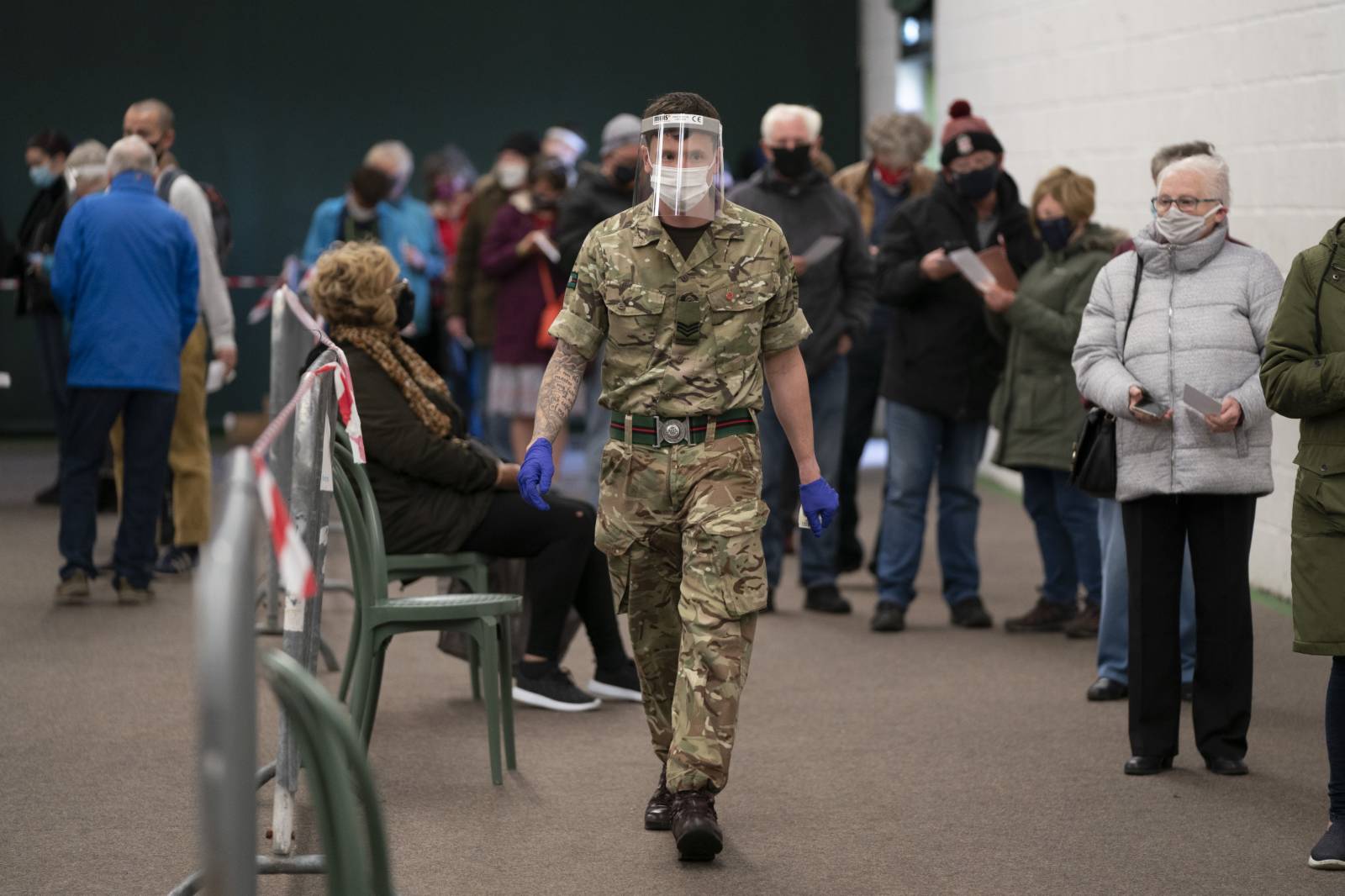 11月6日，一名軍人在英國利物浦的一處新冠病毒檢測點協助當地居民檢測。（新華社）