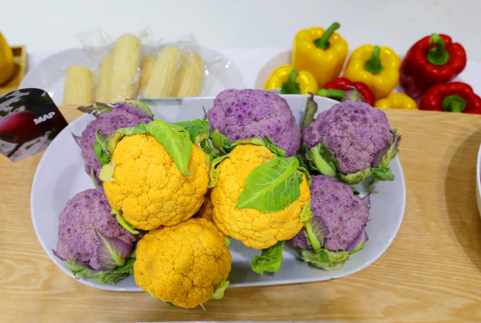 在進博會食品及農產品展區先正達展台的彩色蔬菜。