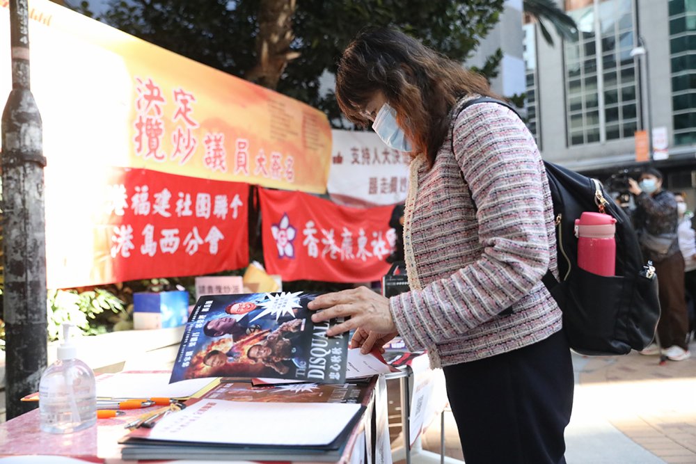 香港今天舉行支持人大決定，踢走攬炒派議員簽名活動。（大公文匯全媒體記者攝）