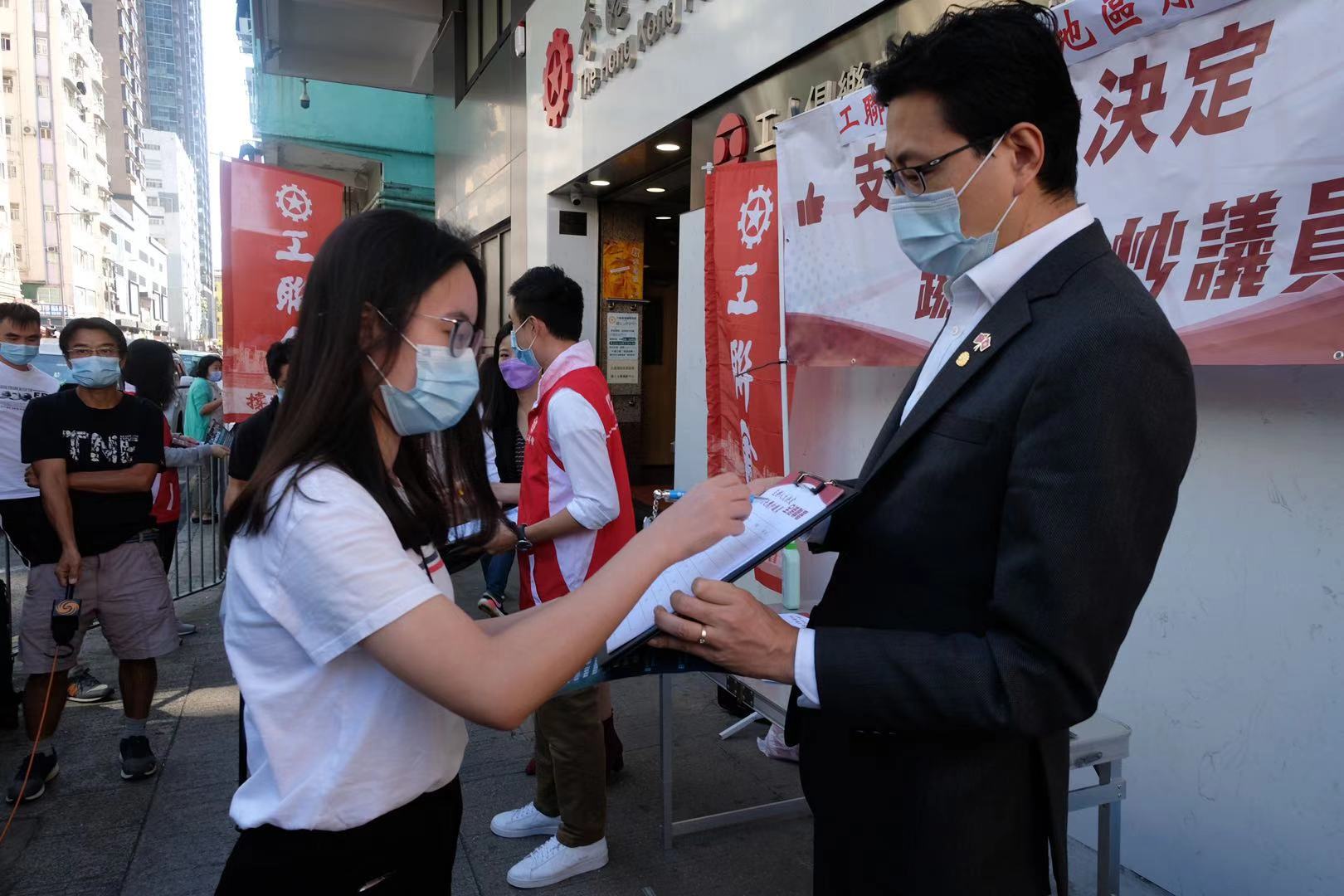 工聯會於全港各區設逾80個街站,呼籲全港市民聯署支持特區政府果斷踢走攬炒派議員,還香港議會一個正常秩序。(大公報記者 攝) 工聯會於全港各區設逾80個街站,呼籲全港市民聯署支持特區政府果斷踢走攬炒派議員,還香港議會一個正常秩序。(大公報記者 攝)