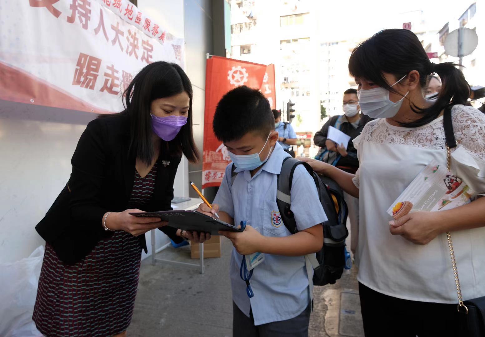 工聯會於全港各區設逾80個街站,呼籲全港市民聯署支持特區政府果斷踢走攬炒派議員,還香港議會一個正常秩序。(大公報記者 攝) 工聯會於全港各區設逾80個街站,呼籲全港市民聯署支持特區政府果斷踢走攬炒派議員,還香港議會一個正常秩序。(大公報記者 攝)