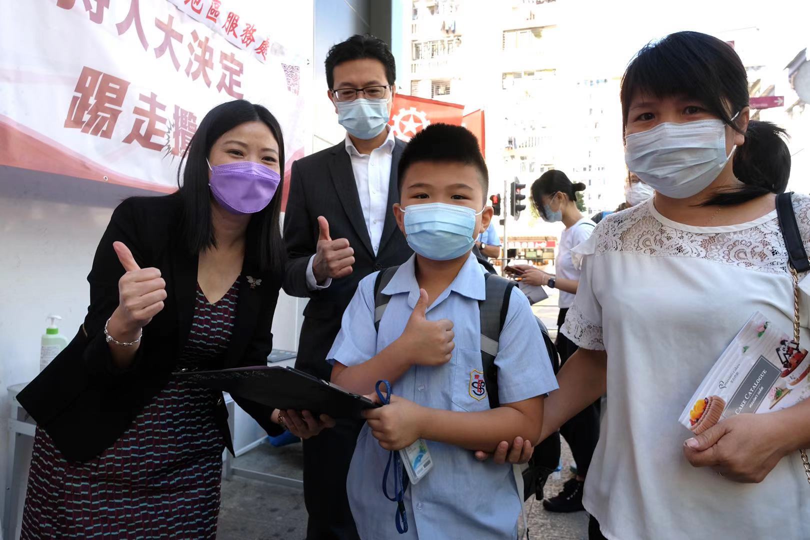 工聯會於全港各區設逾80個街站,呼籲全港市民聯署支持特區政府果斷踢走攬炒派議員,還香港議會一個正常秩序。(大公報記者 攝) 工聯會於全港各區設逾80個街站,呼籲全港市民聯署支持特區政府果斷踢走攬炒派議員,還香港議會一個正常秩序。(大公報記者 攝)