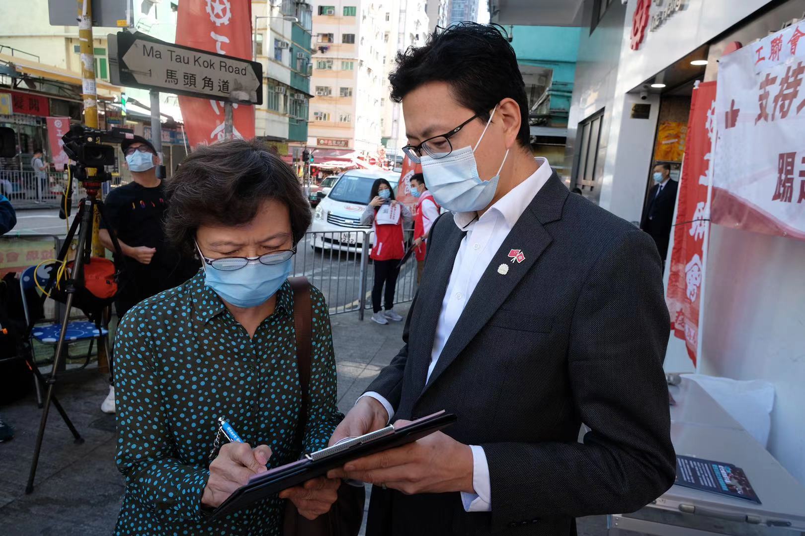 工聯會於全港各區設逾80個街站,呼籲全港市民聯署支持特區政府果斷踢走攬炒派議員,還香港議會一個正常秩序。(大公報記者 攝) 工聯會於全港各區設逾80個街站,呼籲全港市民聯署支持特區政府果斷踢走攬炒派議員,還香港議會一個正常秩序。(大公報記者 攝)