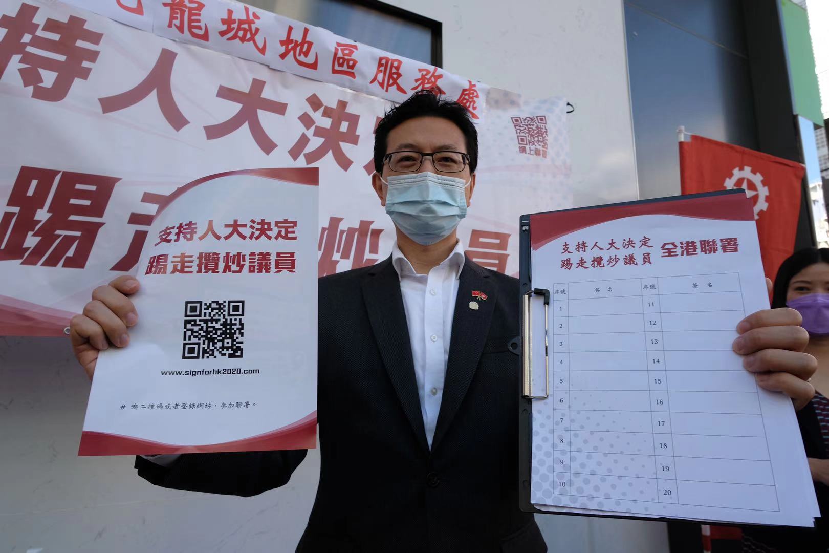 工聯會會長吳秋北呼籲市民踴躍簽名。(大公報記者 攝) 工聯會會長吳秋北呼籲市民踴躍簽名。(大公報記者 攝)