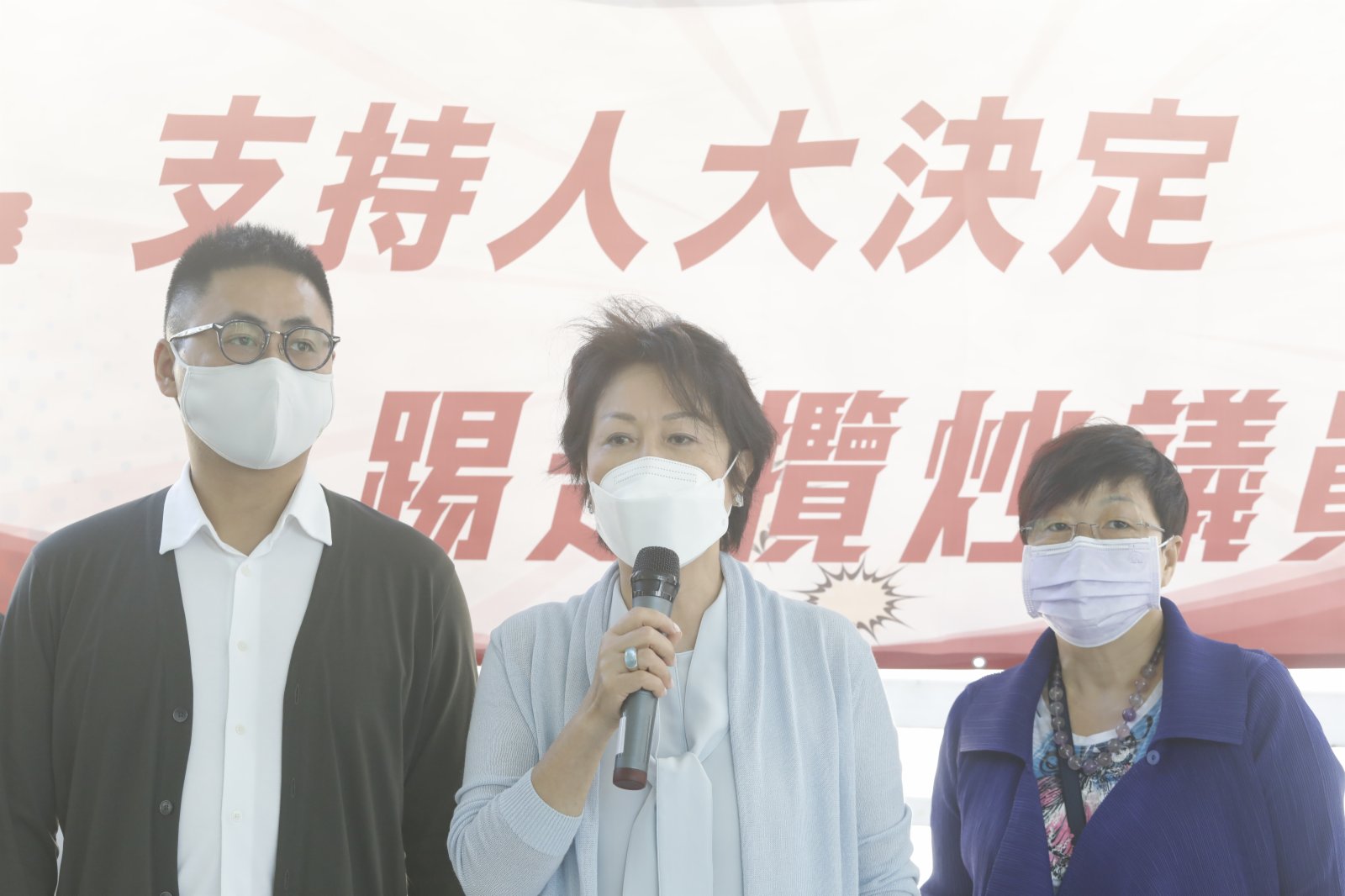 九龍各界發起簽名行動支持人大決定,市民踴躍簽署,踢走攬炒議員。(大公文匯全媒體記者攝) 九龍各界發起簽名行動支持人大決定,市民踴躍簽署,踢走攬炒議員。(大公文匯全媒體記者攝)