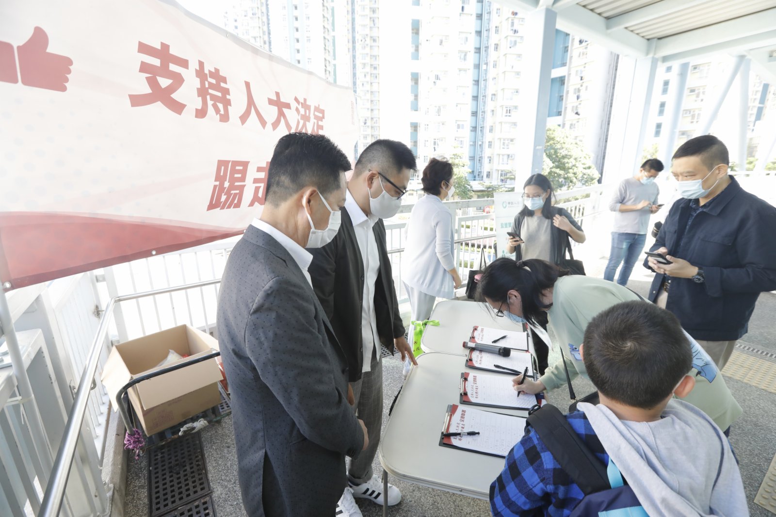 九龍各界發起簽名行動支持人大決定,市民踴躍簽署,踢走攬炒議員。(大公文匯全媒體記者攝) 九龍各界發起簽名行動支持人大決定,市民踴躍簽署,踢走攬炒議員。(大公文匯全媒體記者攝)