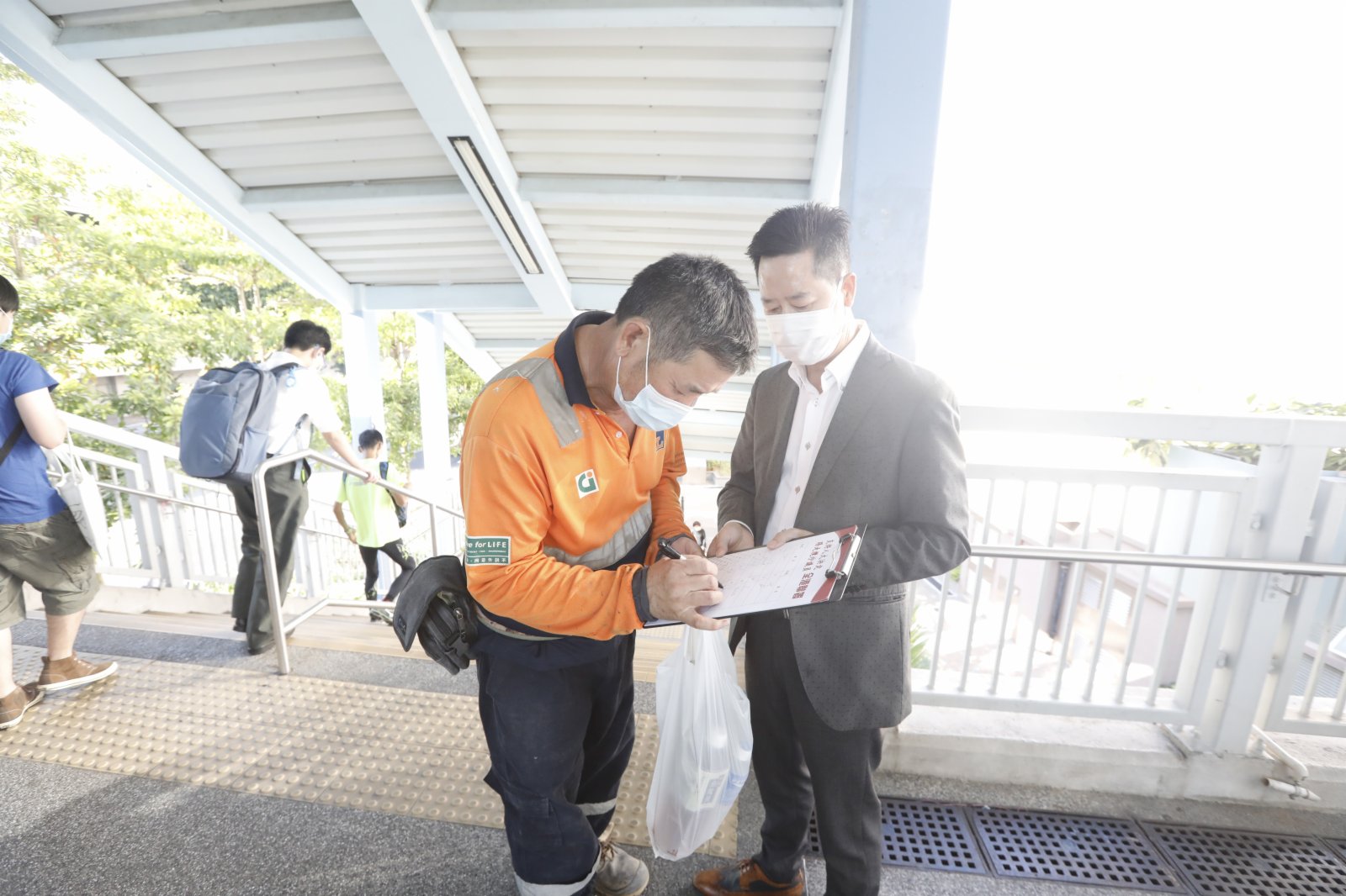 九龍各界發起簽名行動支持人大決定,市民踴躍簽署,踢走攬炒議員。(大公文匯全媒體記者攝) 九龍各界發起簽名行動支持人大決定,市民踴躍簽署,踢走攬炒議員。(大公文匯全媒體記者攝)