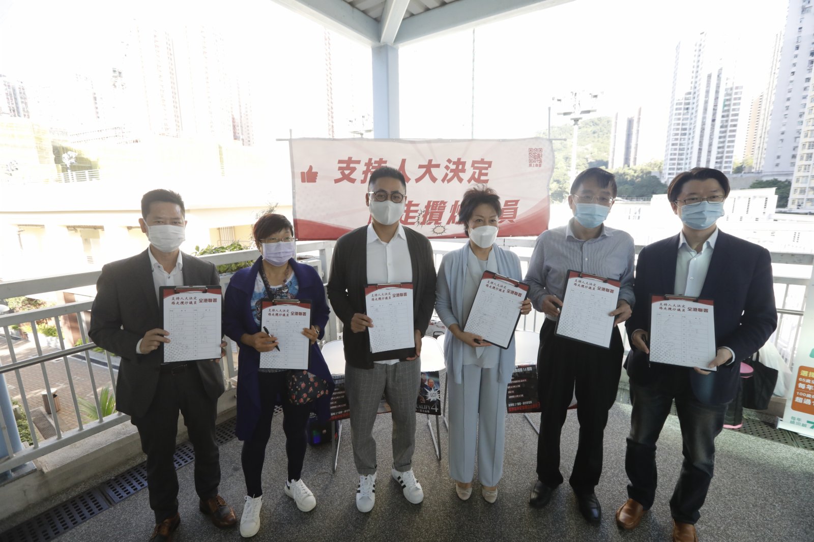 九龍各界發起簽名行動支持人大決定,市民踴躍簽署,踢走攬炒議員。(大公文匯全媒體記者攝) 九龍各界發起簽名行動支持人大決定,市民踴躍簽署,踢走攬炒議員。(大公文匯全媒體記者攝)