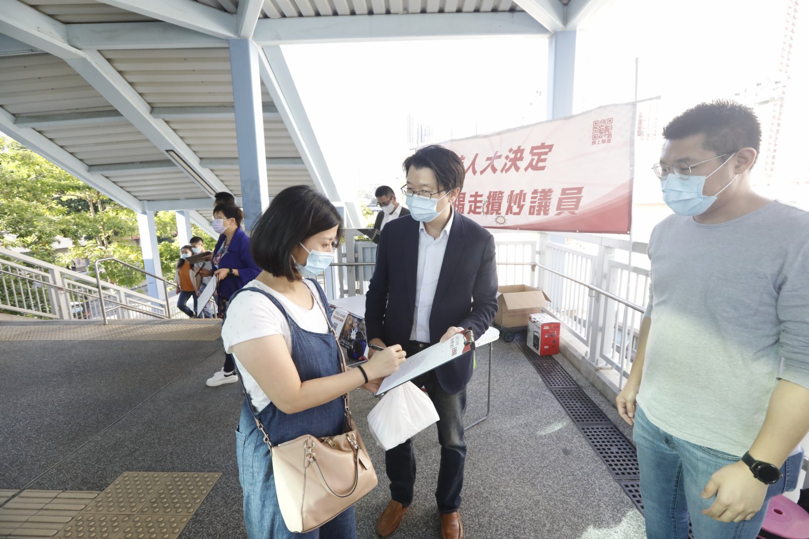 九龍各界發起簽名行動支持人大決定,市民踴躍簽署,踢走攬炒議員。(大公文匯全媒體記者攝) 九龍各界發起簽名行動支持人大決定,市民踴躍簽署,踢走攬炒議員。(大公文匯全媒體記者攝)