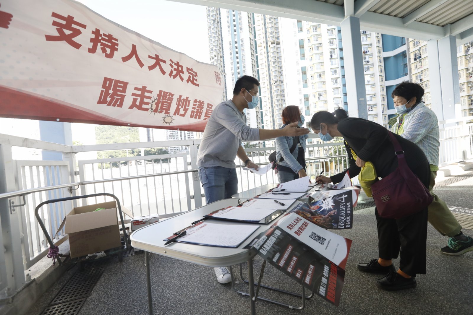 九龍各界發起簽名行動支持人大決定,市民踴躍簽署,踢走攬炒議員。(大公文匯全媒體記者攝) 九龍各界發起簽名行動支持人大決定,市民踴躍簽署,踢走攬炒議員。(大公文匯全媒體記者攝)