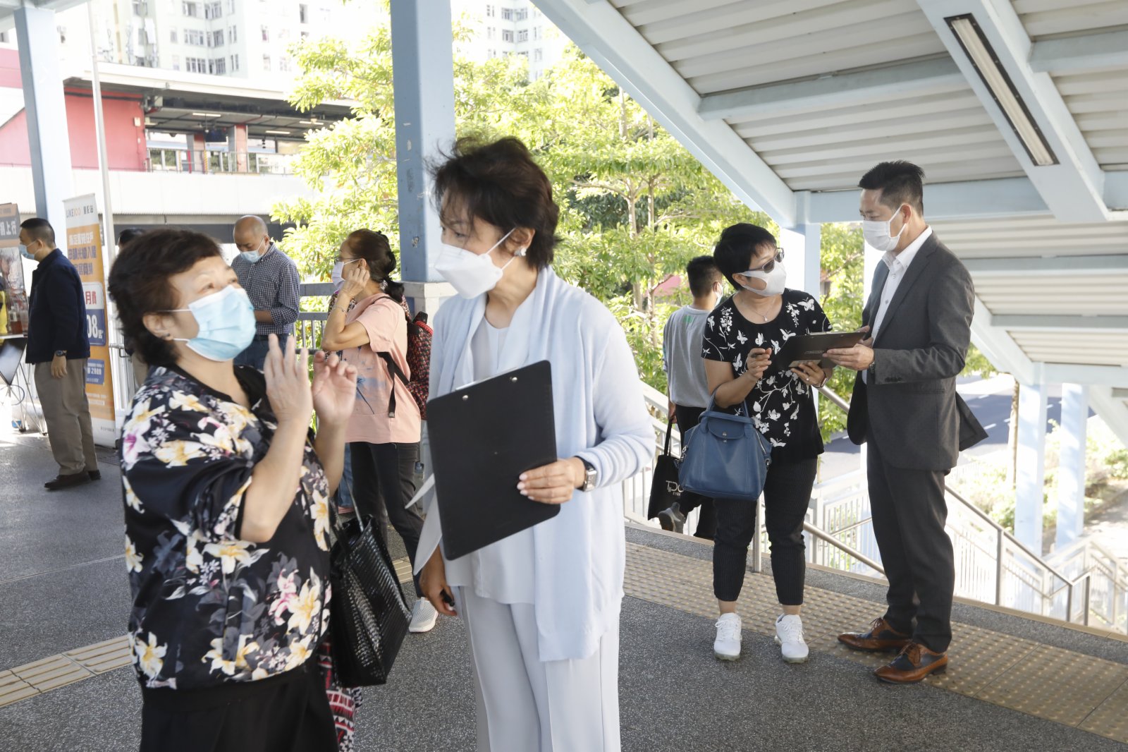 九龍各界發起簽名行動支持人大決定,市民踴躍簽署,踢走攬炒議員。(大公文匯全媒體記者攝) 九龍各界發起簽名行動支持人大決定,市民踴躍簽署,踢走攬炒議員。(大公文匯全媒體記者攝)