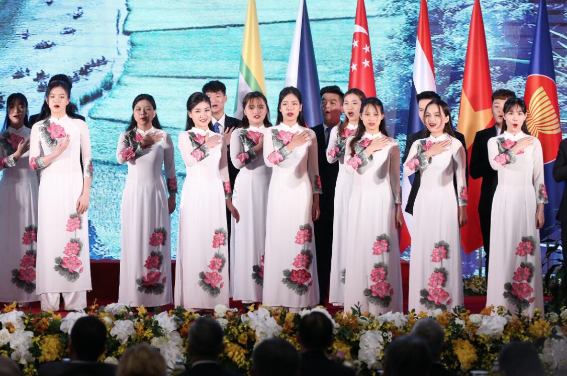 11月12日，演員在越南首都河內舉行的第37屆東盟峰會及東亞合作領導人系列會議開幕式上進行文藝表演。（新華社/越通社）