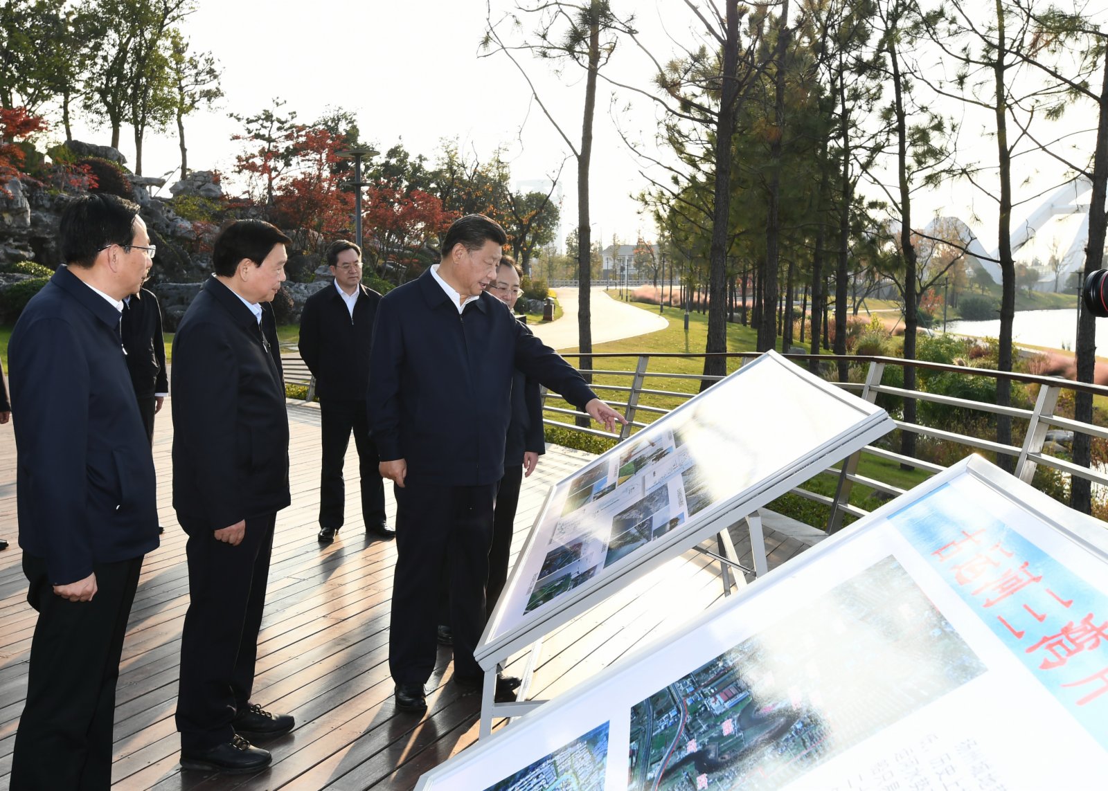 這是習近平在運河三灣生態文化公園,了解大運河沿線環境整治和文化保護傳承利用等情況。 這是習近平在運河三灣生態文化公園,了解大運河沿線環境整治和文化保護傳承利用等情況。