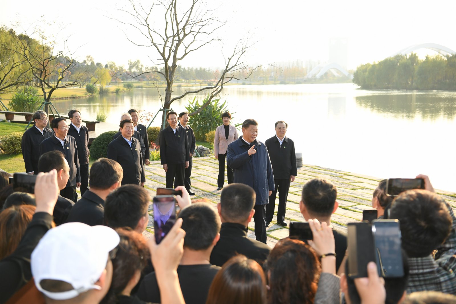 這是習近平在運河三灣生態文化公園,與市民親切交流。 這是習近平在運河三灣生態文化公園,與市民親切交流。