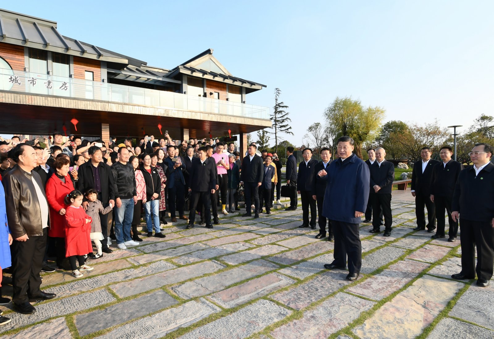 這是習近平在運河三灣生態文化公園,與市民親切交流。 這是習近平在運河三灣生態文化公園,與市民親切交流。