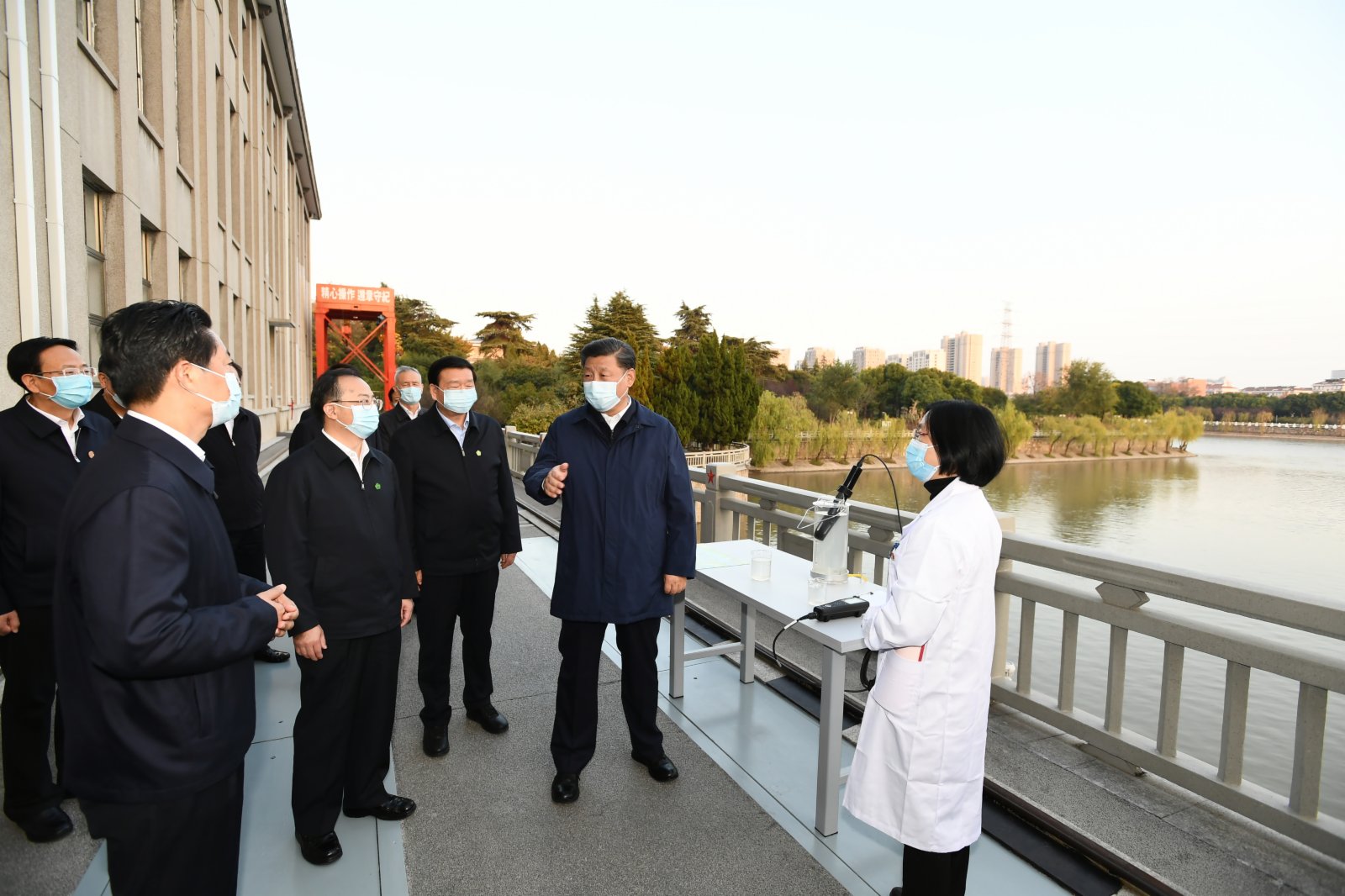 這是習近平在江都水利樞紐,了解南水北調東線工程規劃建設和江都水利樞紐運行等情況。 這是習近平在江都水利樞紐,了解南水北調東線工程規劃建設和江都水利樞紐運行等情況。