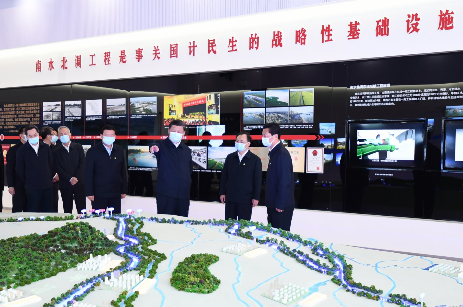 這是習近平在江都水利樞紐,了解南水北調東線工程規劃建設和江都水利樞紐運行等情況。 這是習近平在江都水利樞紐,了解南水北調東線工程規劃建設和江都水利樞紐運行等情況。