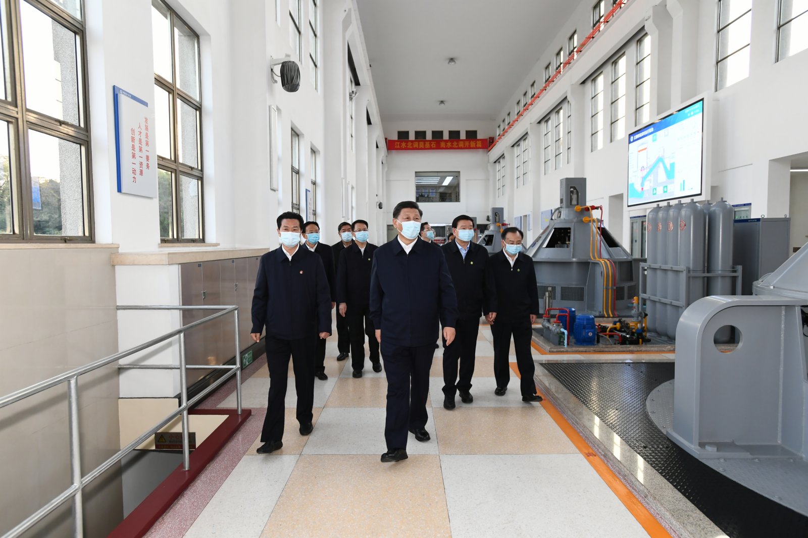 這是習近平在江都水利樞紐,了解南水北調東線工程規劃建設和江都水利樞紐運行等情況。 這是習近平在江都水利樞紐,了解南水北調東線工程規劃建設和江都水利樞紐運行等情況。