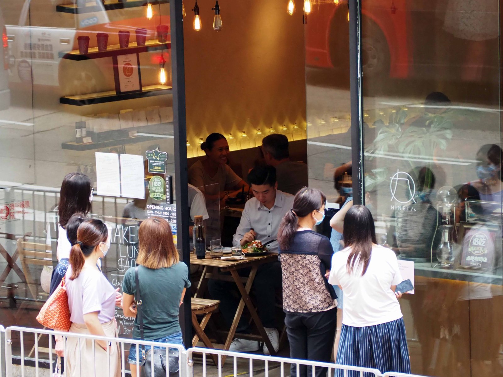 16日起再度收緊社交距離限制措施,食肆每枱人數上限會由現時的六人縮減至四人。(香港中通社) 16日起再度收緊社交距離限制措施,食肆每枱人數上限會由現時的六人縮減至四人。(香港中通社)