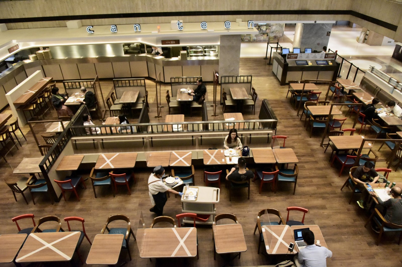 16日起再度收緊社交距離限制措施,食肆每枱人數上限會由現時的六人縮減至四人。圖為金鐘一食肆,市民正在用餐。(中新社) 16日起再度收緊社交距離限制措施,食肆每枱人數上限會由現時的六人縮減至四人。圖為金鐘一食肆,市民正在用餐。(中新社)
