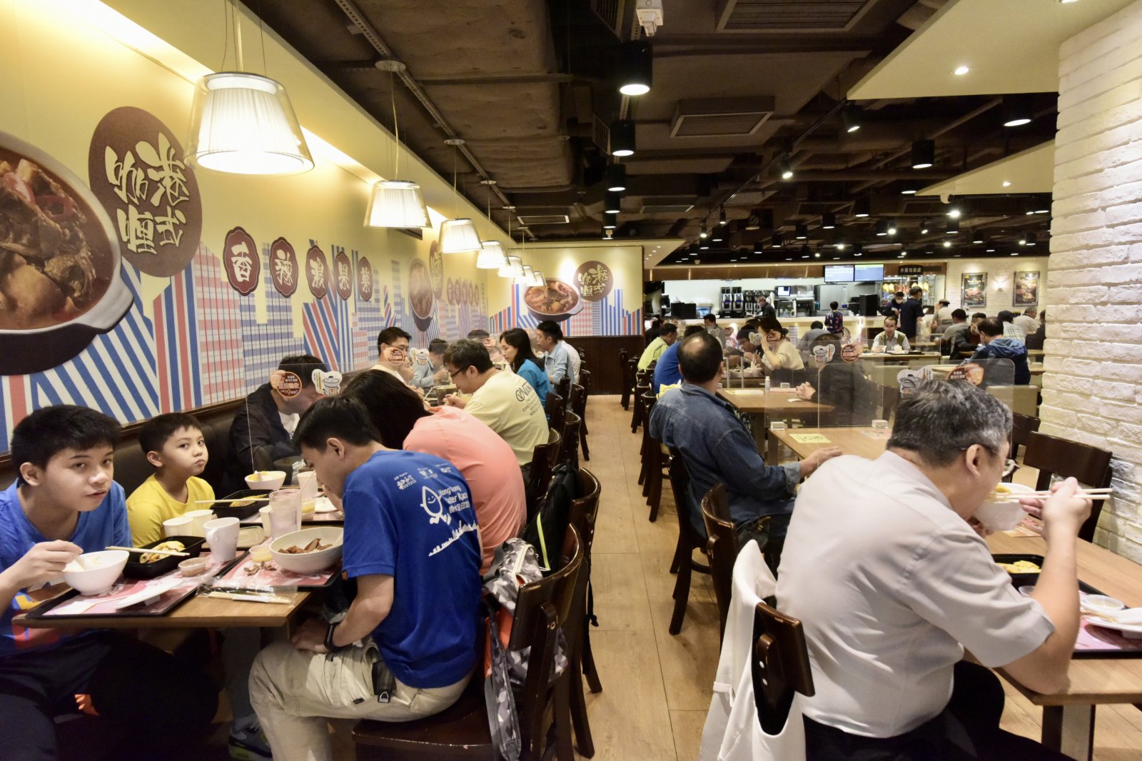 16日起再度收緊社交距離限制措施,食肆每枱人數上限會由現時的六人縮減至四人。圖為金鐘一食肆,市民正在用餐。(中新社) 16日起再度收緊社交距離限制措施,食肆每枱人數上限會由現時的六人縮減至四人。圖為金鐘一食肆,市民正在用餐。(中新社)