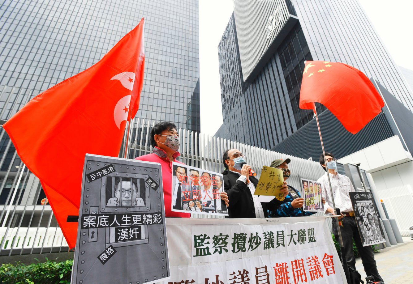 多個團體和市民到立法會門外請願,支持人大決定及特區政府DQ攬炒派議員。(大公報記者 攝) 多個團體和市民到立法會門外請願,支持人大決定及特區政府DQ攬炒派議員。(大公報記者 攝)