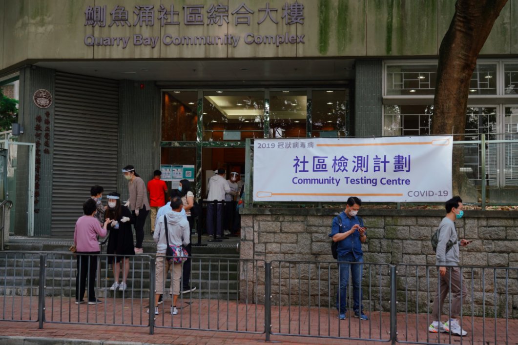圖為眾多市民前來位於鯽魚湧社區會堂的社區檢測中心檢測。（中新社圖片）