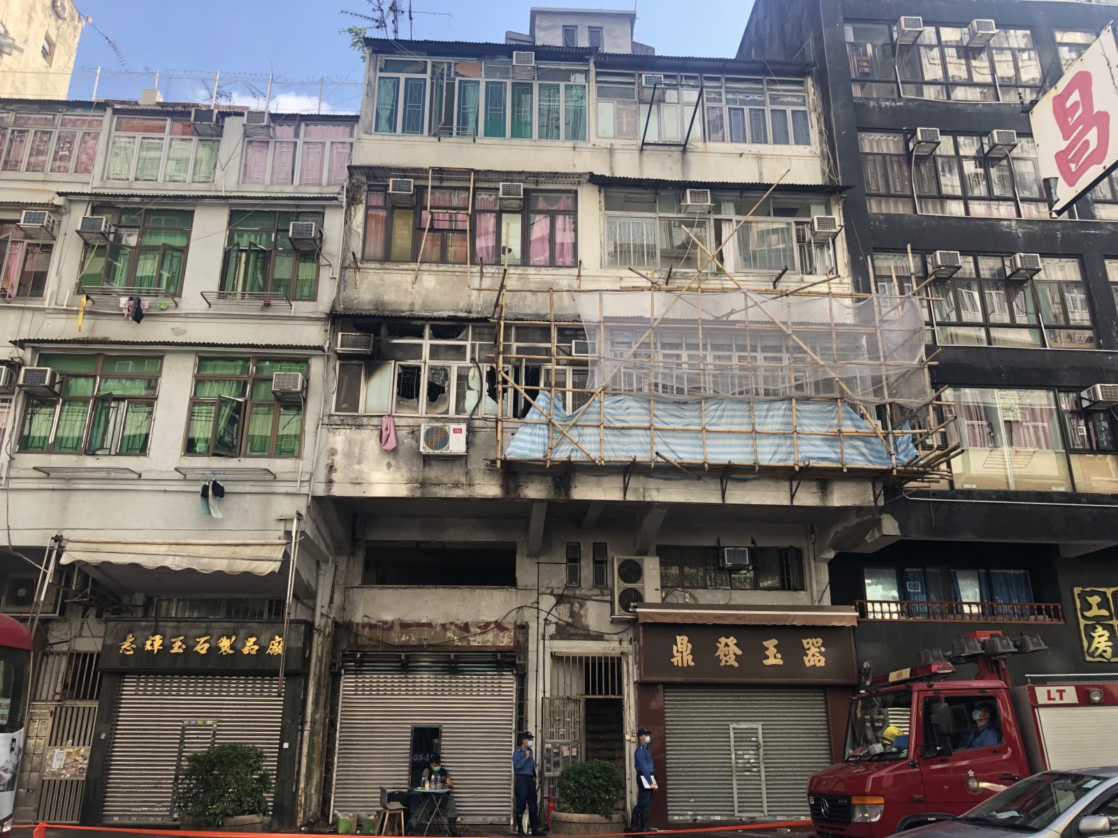 油麻地廣東道一幢唐樓發生大火，合共釀成至少18人死傷。（大公報記者 攝）