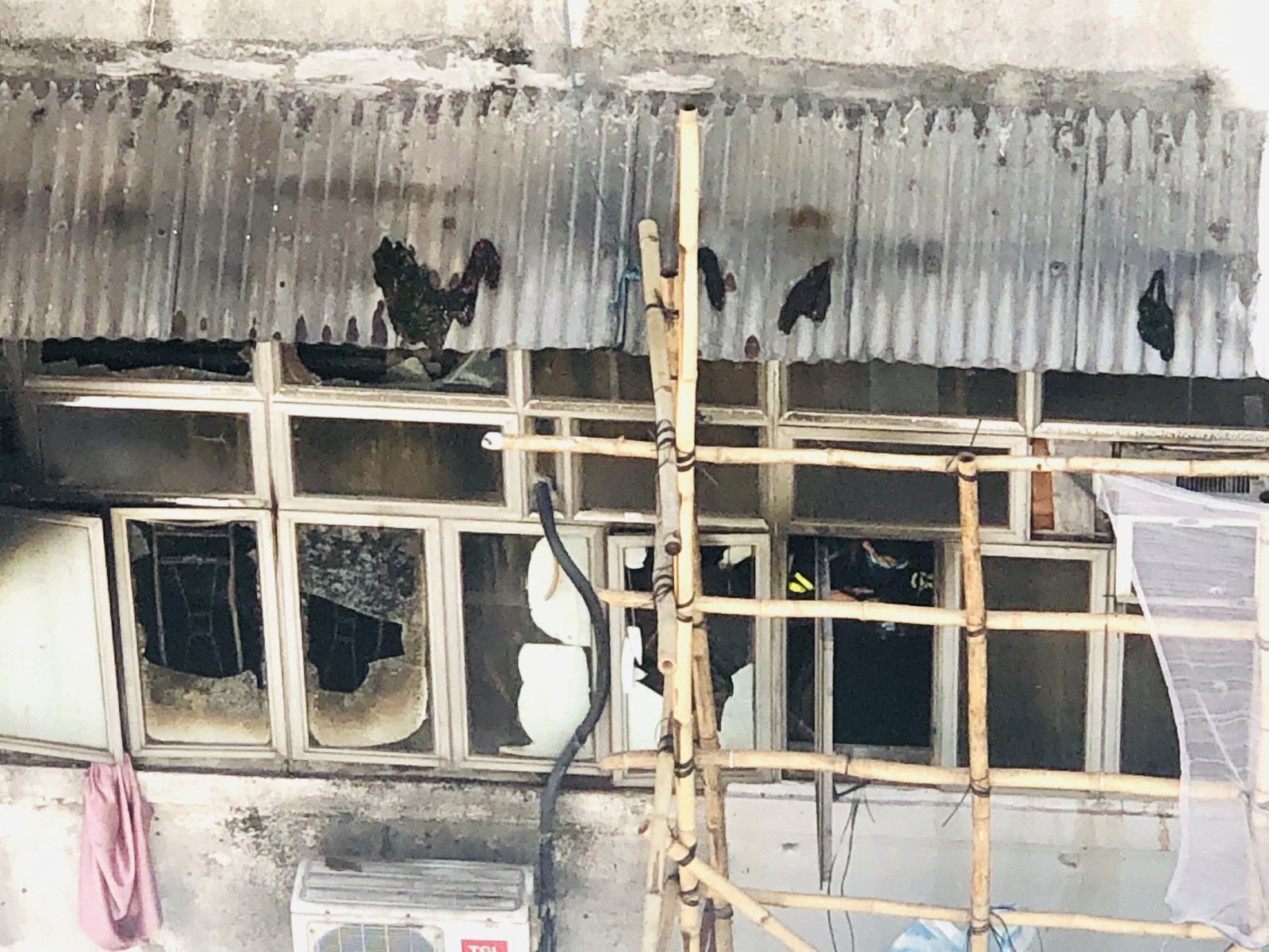 油麻地廣東道一幢唐樓發生大火，合共釀成至少18人死傷。（大公報記者 攝）