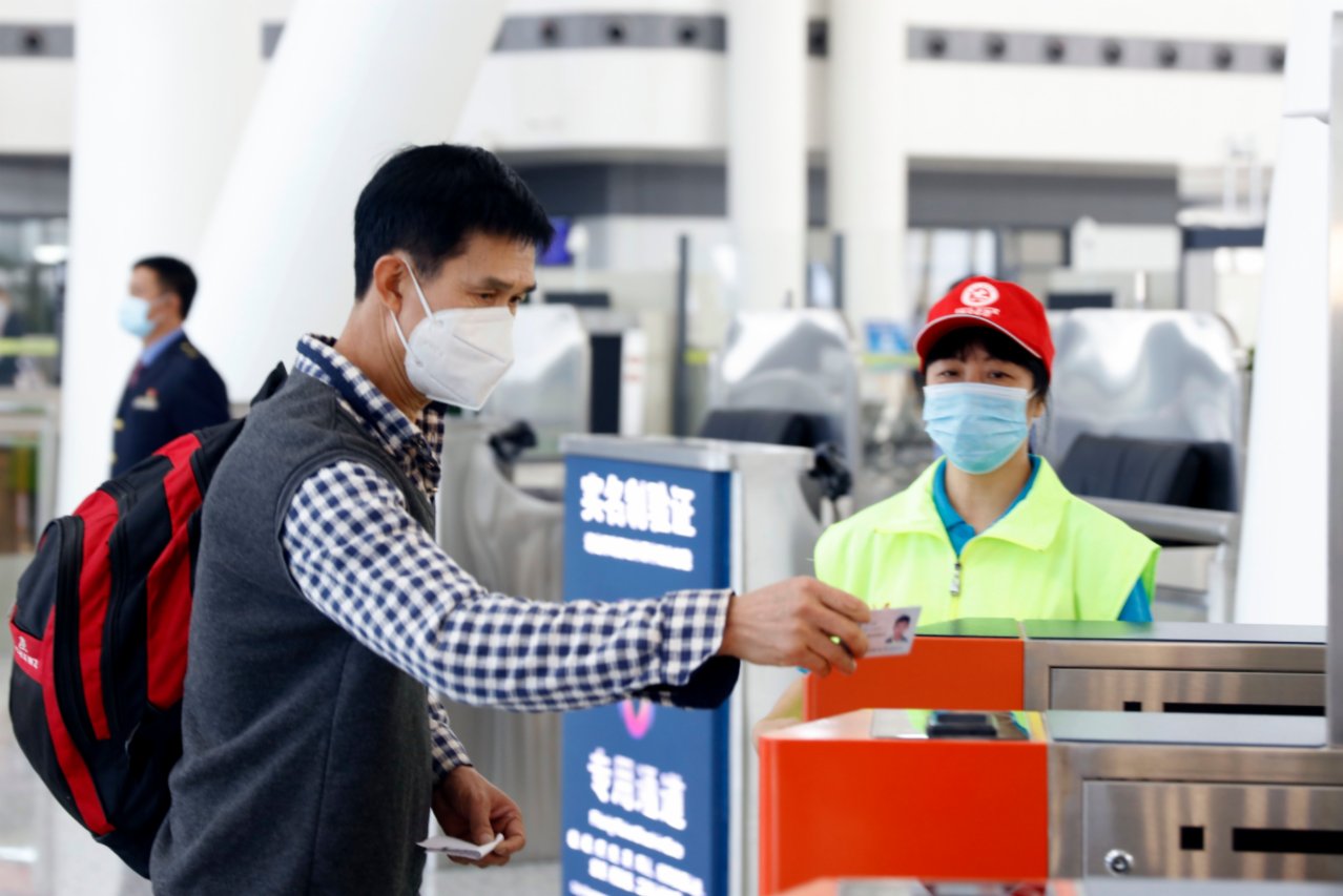 11月16日，旅客在珠西綜合交通樞紐江門站進站。（新華社）