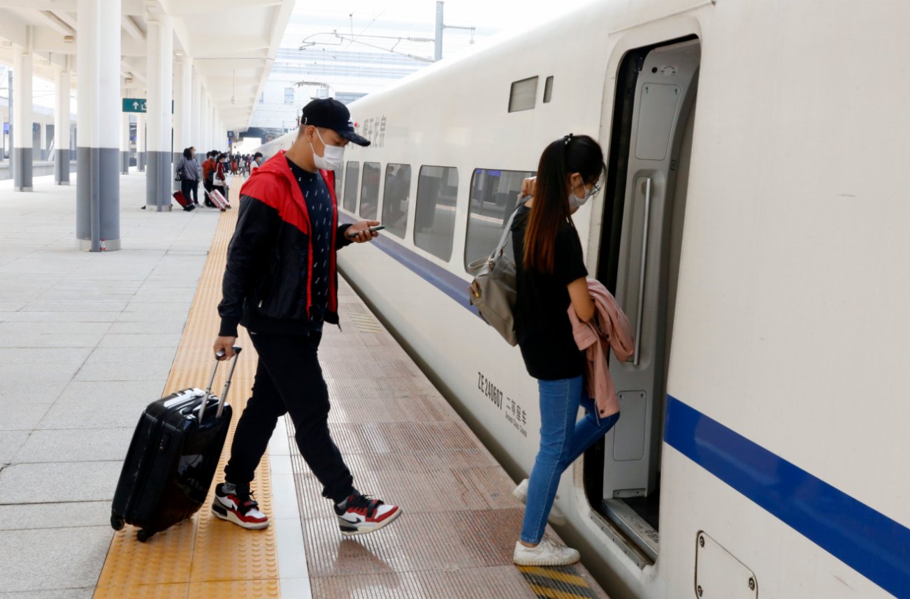 11月16日，旅客在珠西綜合交通樞紐江門站上車。（新華社）